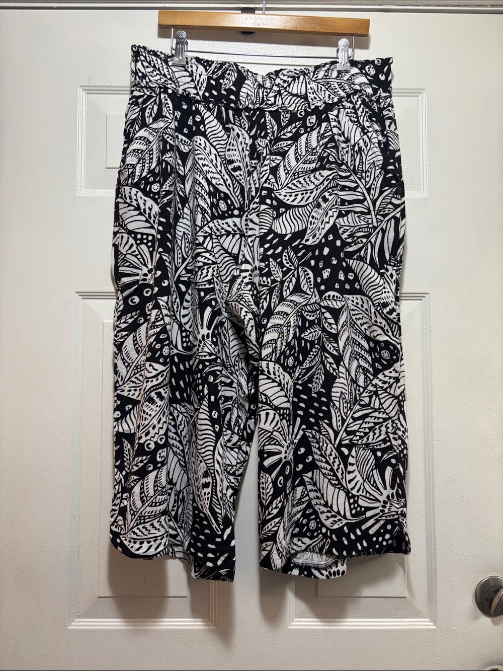 Tribal Black and White Leaf Print Capris